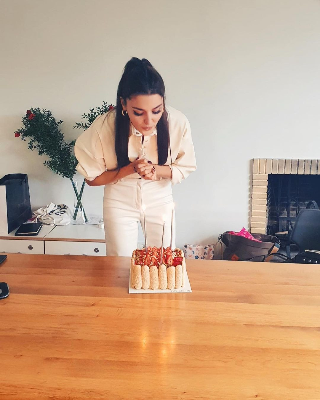 Yeni yaşını kutlayan Hande Erçel'in doğum günü kareleri sosyal medyayı salladı