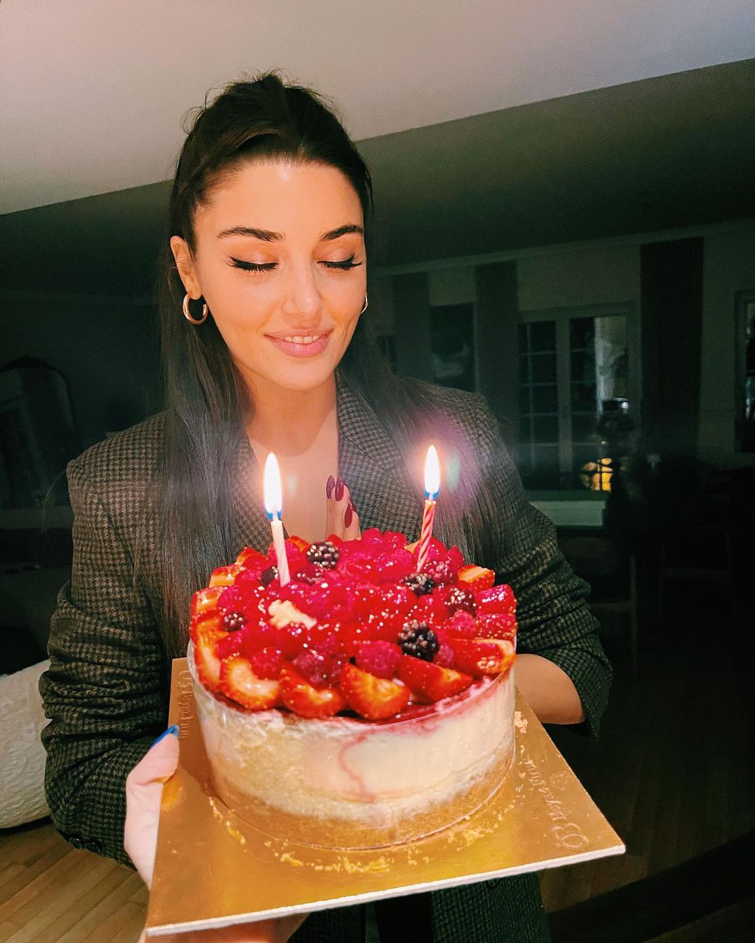 Yeni yaşını kutlayan Hande Erçel'in doğum günü kareleri sosyal medyayı salladı