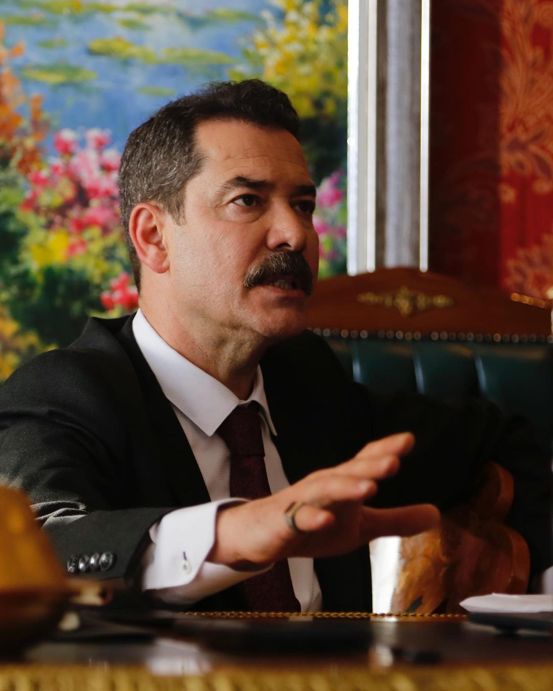 Oyuncu Fikret Kuşkan geçirdiği kaza sonucu hastaneye kaldırıldı