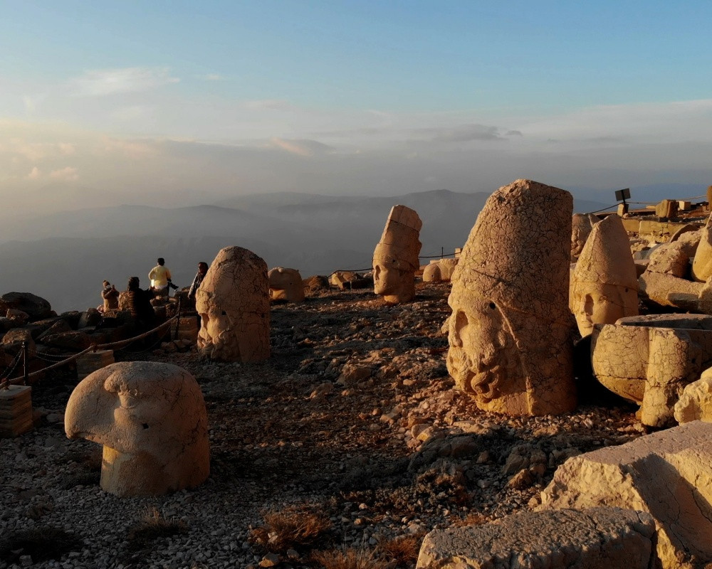 Nemrut Dağı sezonun son turistlerini ağırlıyor