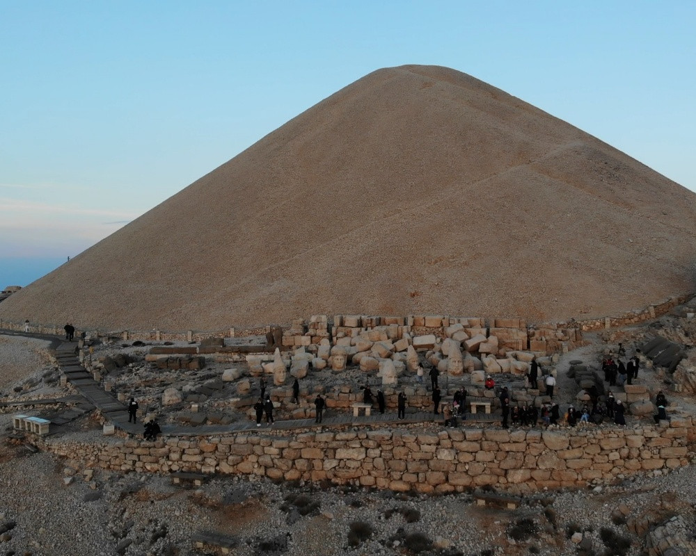 Nemrut Dağı sezonun son turistlerini ağırlıyor