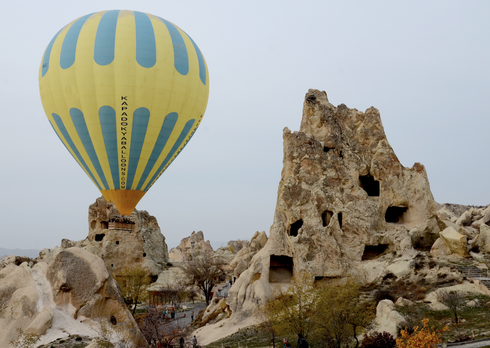 Kapadokya'da balon u&ccedil;uşlarına fırtına engeli