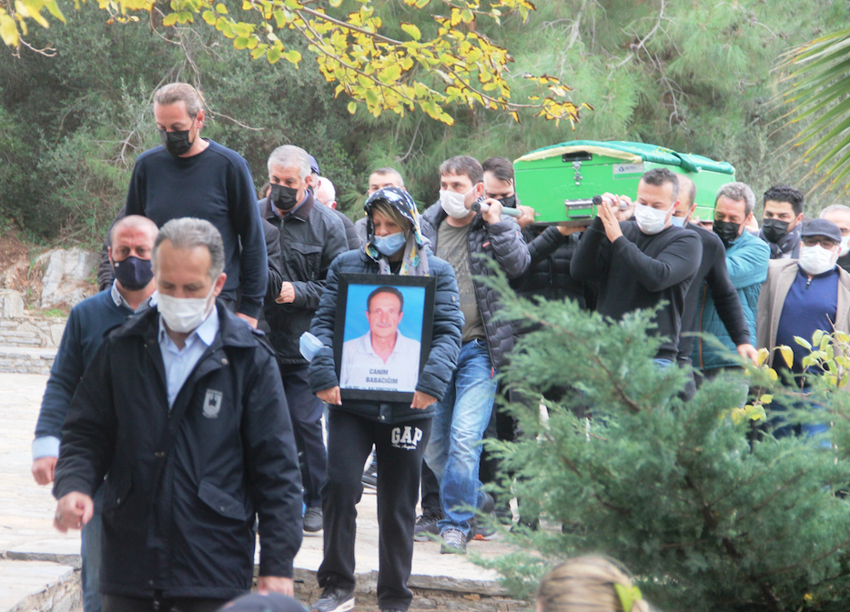 Ebru Şallı'nın gözyaşları... Babası Şükrü Şallı'yı son yolculuğuna uğurladı