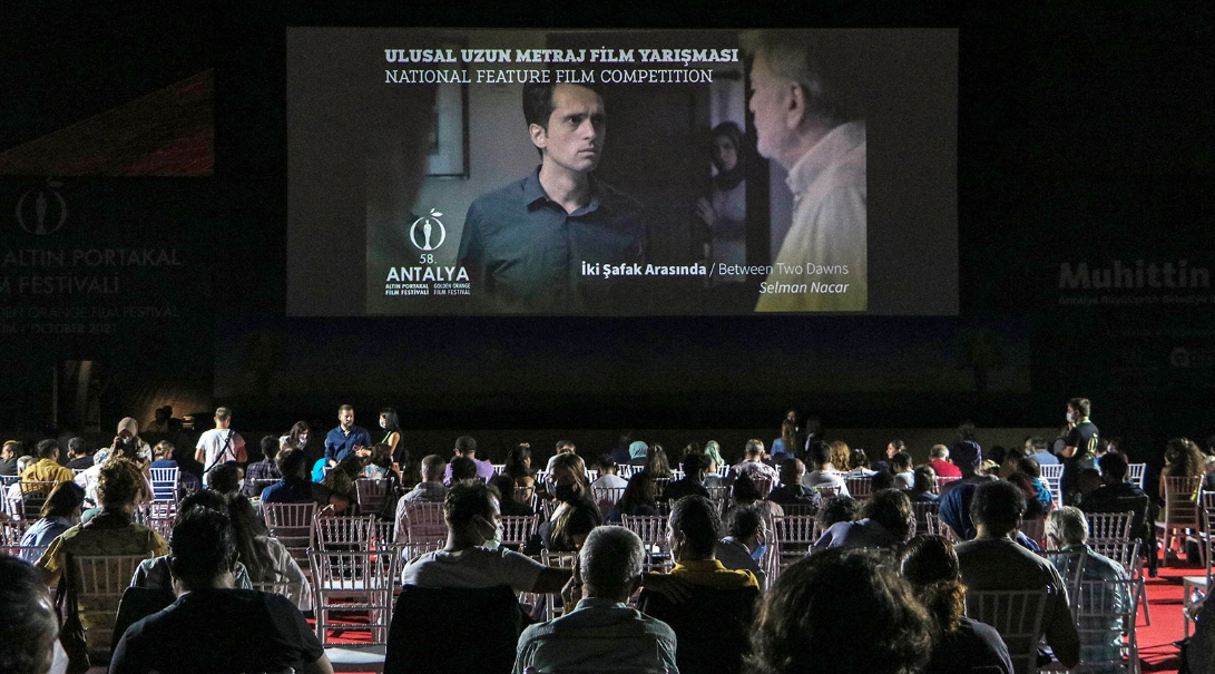 İki Şafak Arasında filmi 39. Torino Film Festivali'nde ödüle layık görüldü