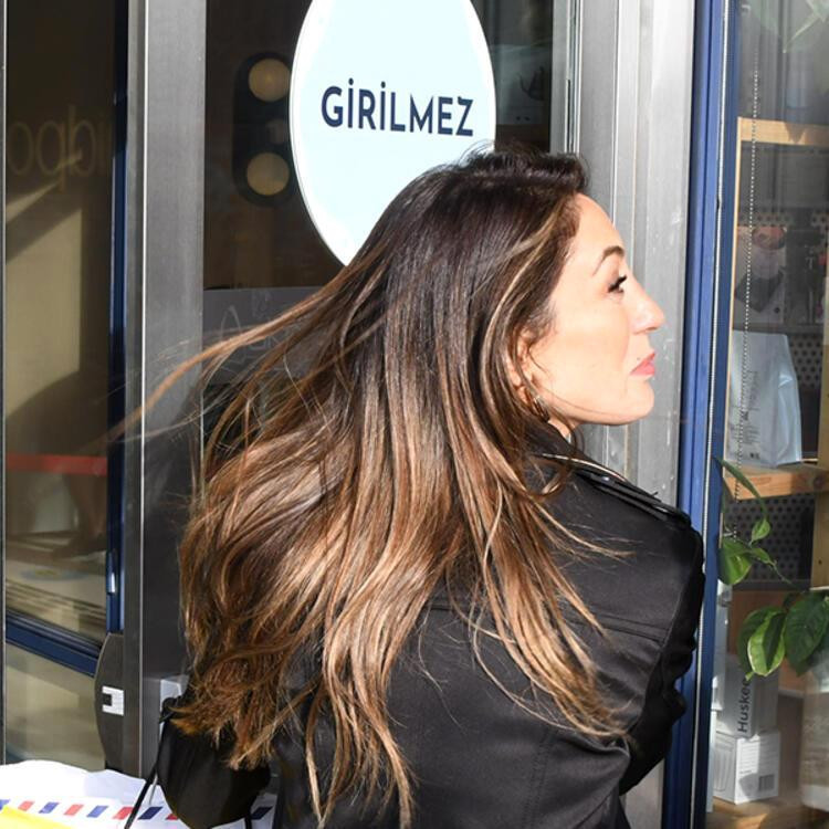 Merve Oflaz'ın zor anları! Otomatik kapıya sıkıştı