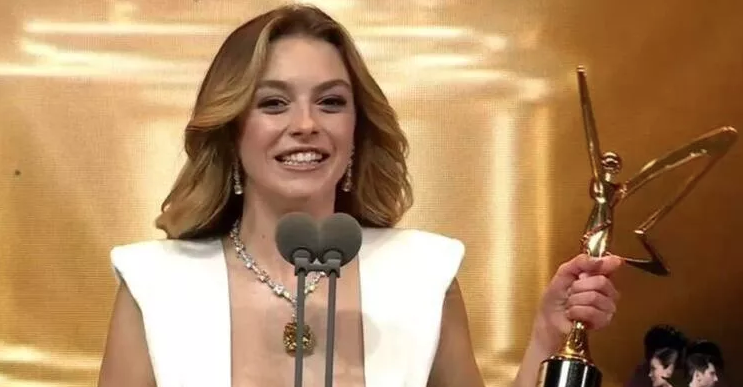 Altın Kelebek'te &ouml;d&uuml;l alan Melis Sezen'in konuşması g&uuml;ndem olmuştu... İlk a&ccedil;ıklama geldi
