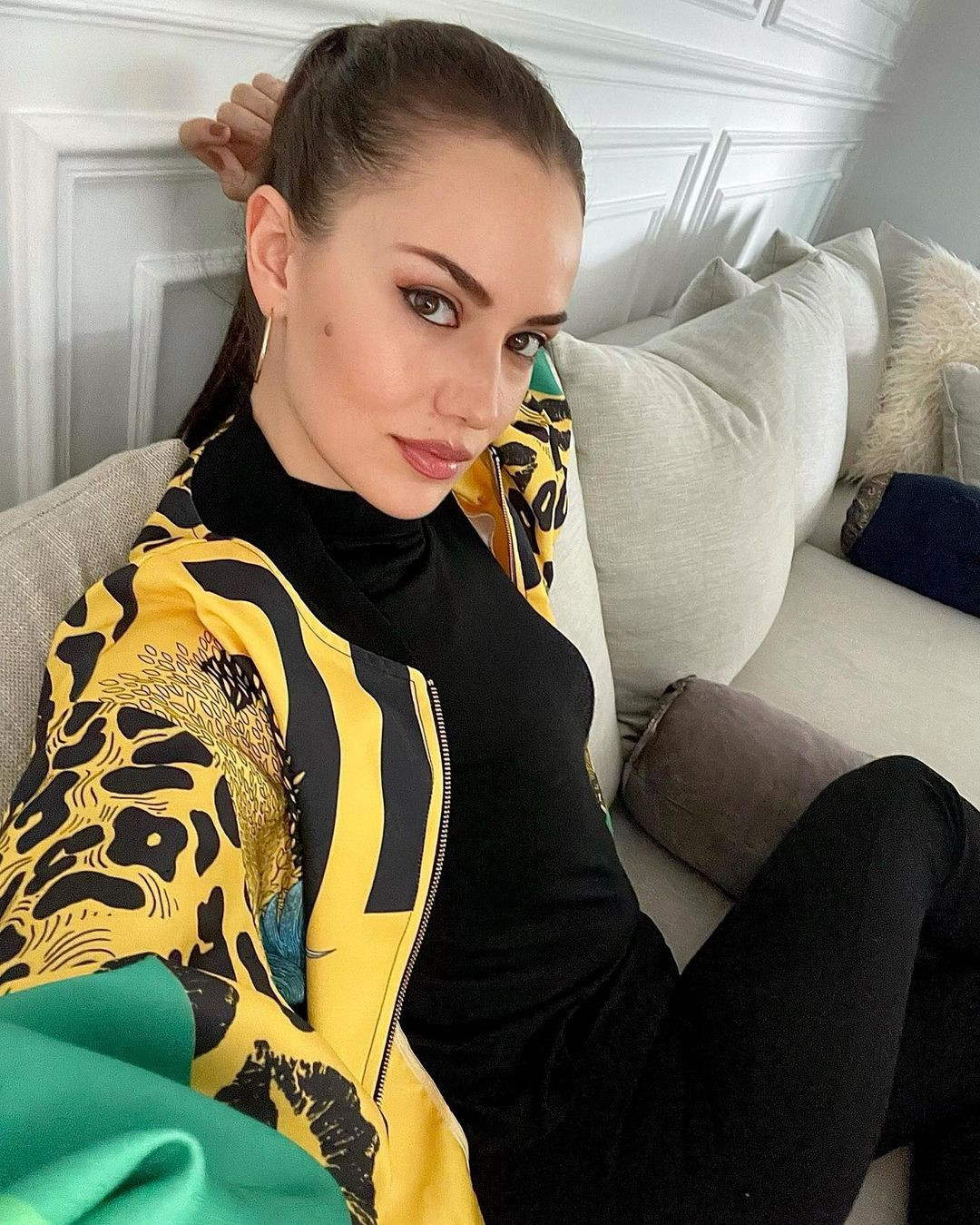 Fahriye Evcen ile Ebru Gündeş pişti oldu! Sosyal medya ikiye bölündü
