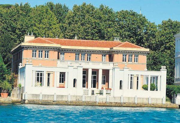 Dilek Sabancı yalısında &ccedil;alışan '&ccedil;apkın' hizmetlisiyle mahkemelik oldu