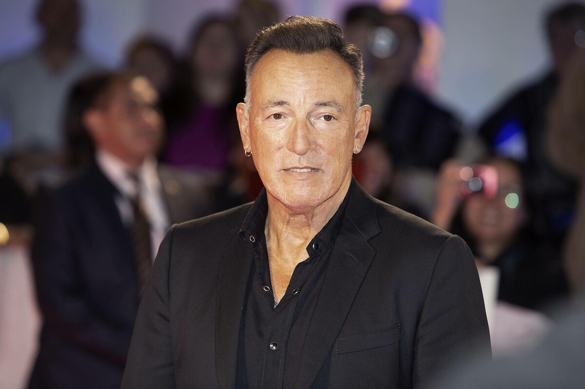 Rock m&uuml;ziğin efsane isimlerinden Bruce Springsteen alb&uuml;mlerini ve kayıtlarını rekor fiyata sattı