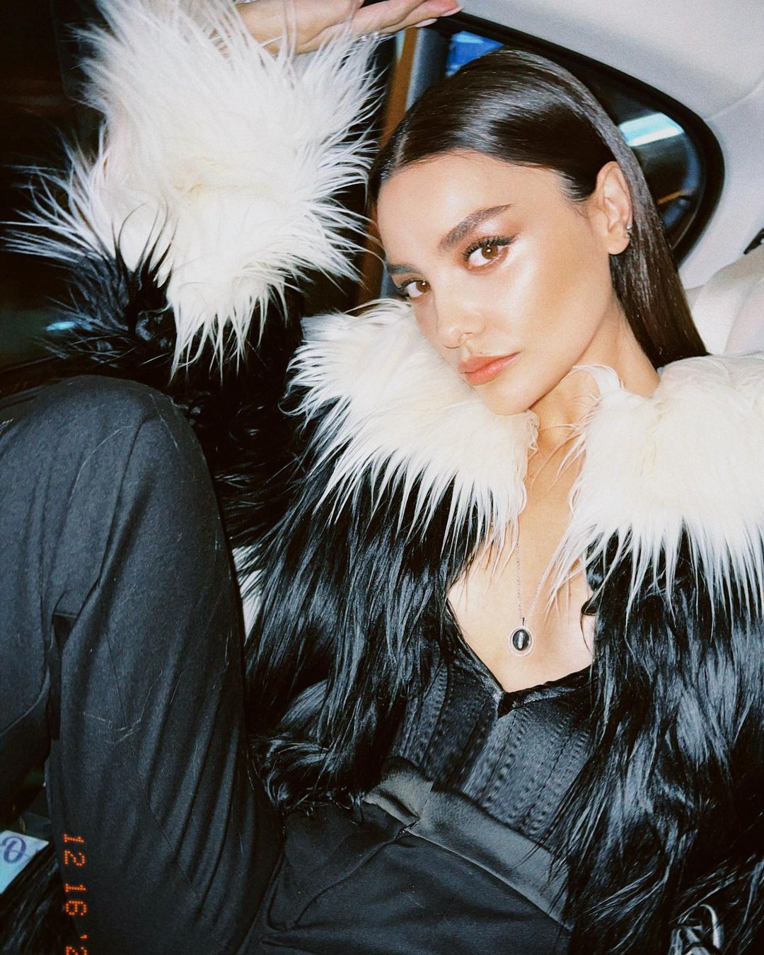 Hazal Filiz K&uuml;&ccedil;&uuml;kk&ouml;se'nin g&ouml;ğ&uuml;s dekolteli kıyafeti 'GQ T&uuml;rkiye Men of The Year 2021'2 damga vurdu