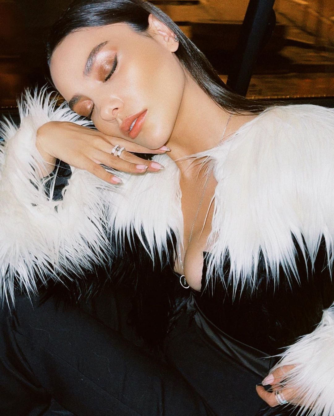 Hazal Filiz K&uuml;&ccedil;&uuml;kk&ouml;se'nin g&ouml;ğ&uuml;s dekolteli kıyafeti 'GQ T&uuml;rkiye Men of The Year 2021'2 damga vurdu