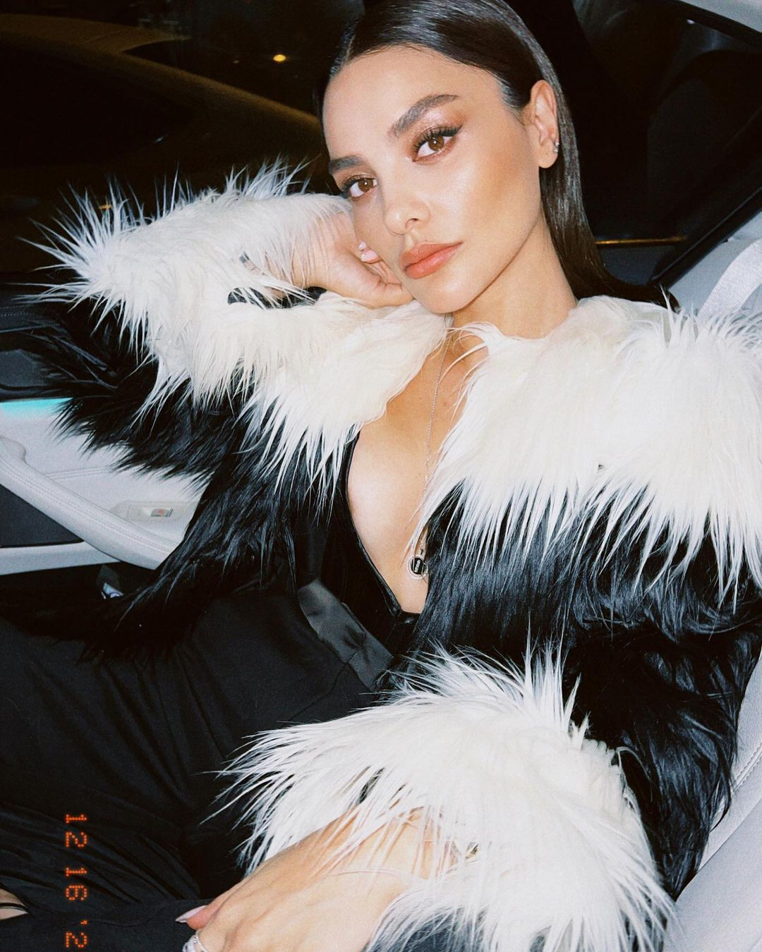 Hazal Filiz K&uuml;&ccedil;&uuml;kk&ouml;se'nin g&ouml;ğ&uuml;s dekolteli kıyafeti 'GQ T&uuml;rkiye Men of The Year 2021'2 damga vurdu