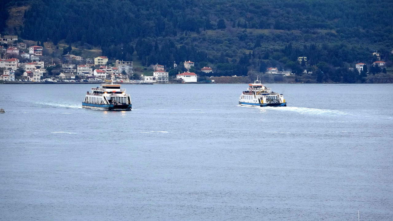 Çanakkale Boğazı ile adalar hattında yolcu ve araç taşımacılığı yapan Gestaş firması, Kuzey Ege Denizi'ndeki olumsuz hava şartları nedeniyle Gökçeada ve Bozcaada'ya yarın yapılması planlanan bazı feribot seferlerinin iptal edildiğini duyurdu. Buna göre; Gökçeada'dan saat 13.00 ve 17.00, Kabatepe'den saat 09.00, 15.00 ve 19.00, Bozcaada'dan saat 10.00, 14.00 ve 18.00 Geyikli'den saat 11.00, 15.00 ve 19.00 seferleri iptal edildi. Öte yandan yarın Kabatepe'den saat 05.00 ile Gökçeada'dan saat 07.00, Bozcaada'dan saat 07.00 ile Geyikli'den saat 08.00 seferleri yapılacak.