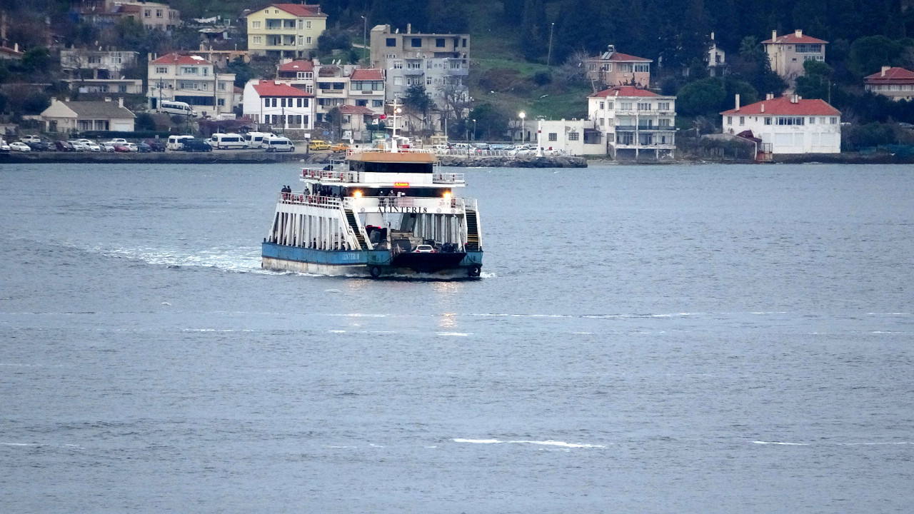 Çanakkale Boğazı ile adalar hattında yolcu ve araç taşımacılığı yapan Gestaş firması, Kuzey Ege Denizi'ndeki olumsuz hava şartları nedeniyle Gökçeada ve Bozcaada'ya yarın yapılması planlanan bazı feribot seferlerinin iptal edildiğini duyurdu. Buna göre; Gökçeada'dan saat 13.00 ve 17.00, Kabatepe'den saat 09.00, 15.00 ve 19.00, Bozcaada'dan saat 10.00, 14.00 ve 18.00 Geyikli'den saat 11.00, 15.00 ve 19.00 seferleri iptal edildi. Öte yandan yarın Kabatepe'den saat 05.00 ile Gökçeada'dan saat 07.00, Bozcaada'dan saat 07.00 ile Geyikli'den saat 08.00 seferleri yapılacak.