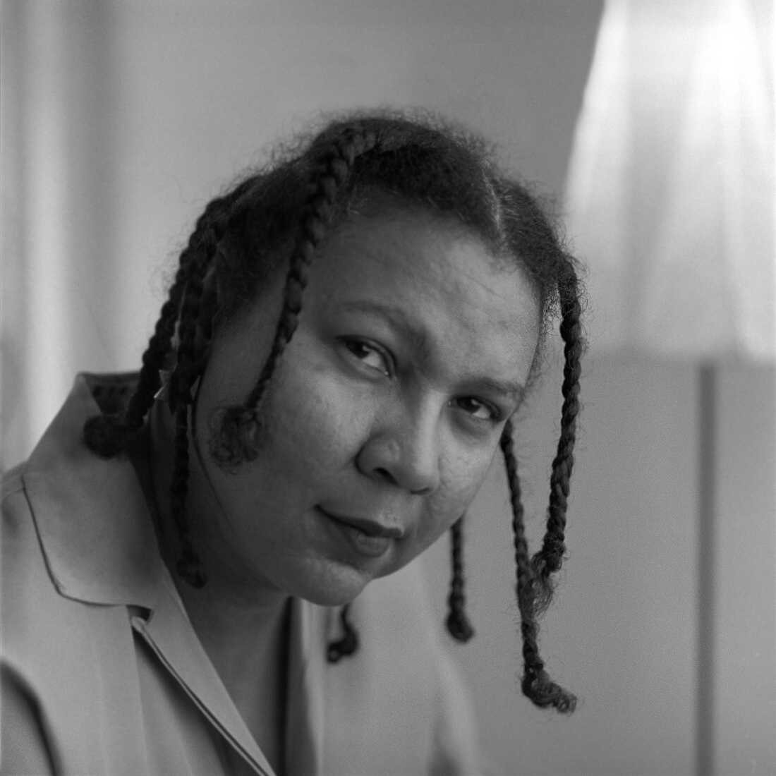 Kadın hakları savunucusu yazar Bell Hooks &ouml;ld&uuml;