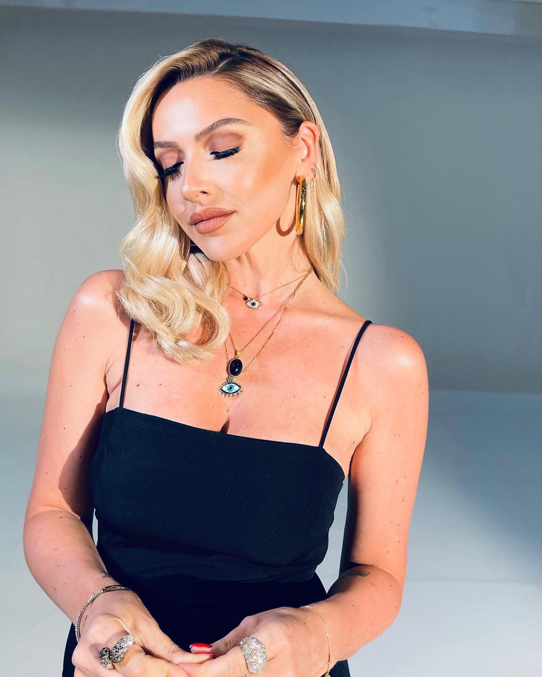 Hadise teknede güneşlendi derin sırt dekoltesi ortalığı yıktı geçti! Son haliyle dikkat çeken Hadise'ye bakın 'aşk yaramış' dedirtti! - Galeri - Takvim