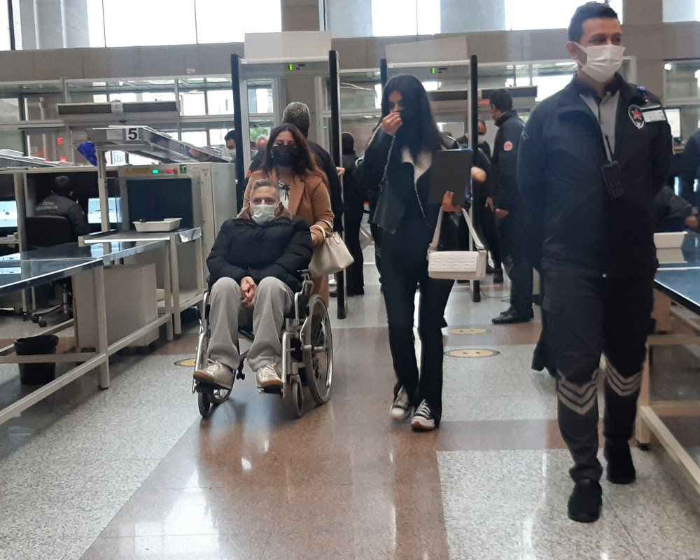 Ece Ronay'dan ifade vermeye tekerleki sandalye ile gelen Mehmet Ali Erbil'e: '&Ccedil;ok komik g&ouml;r&uuml;n&uuml;yordu'