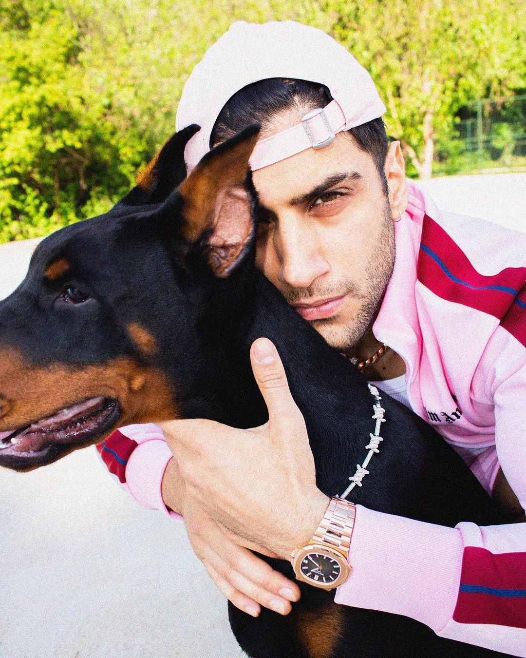 Şarkıcı Reynmen'in köpeğinin ısırdığı kurye yaralandı