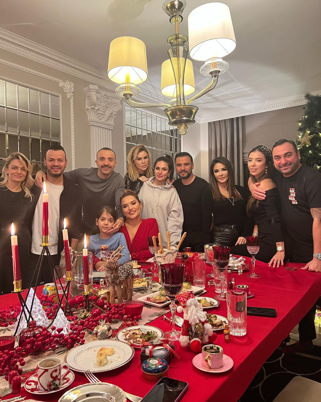 Demet Akalın ve Okan Kurt evinde yılbaşı daveti verdi