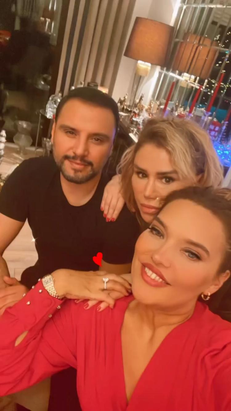Demet Akalın ve Okan Kurt evinde yılbaşı daveti verdi