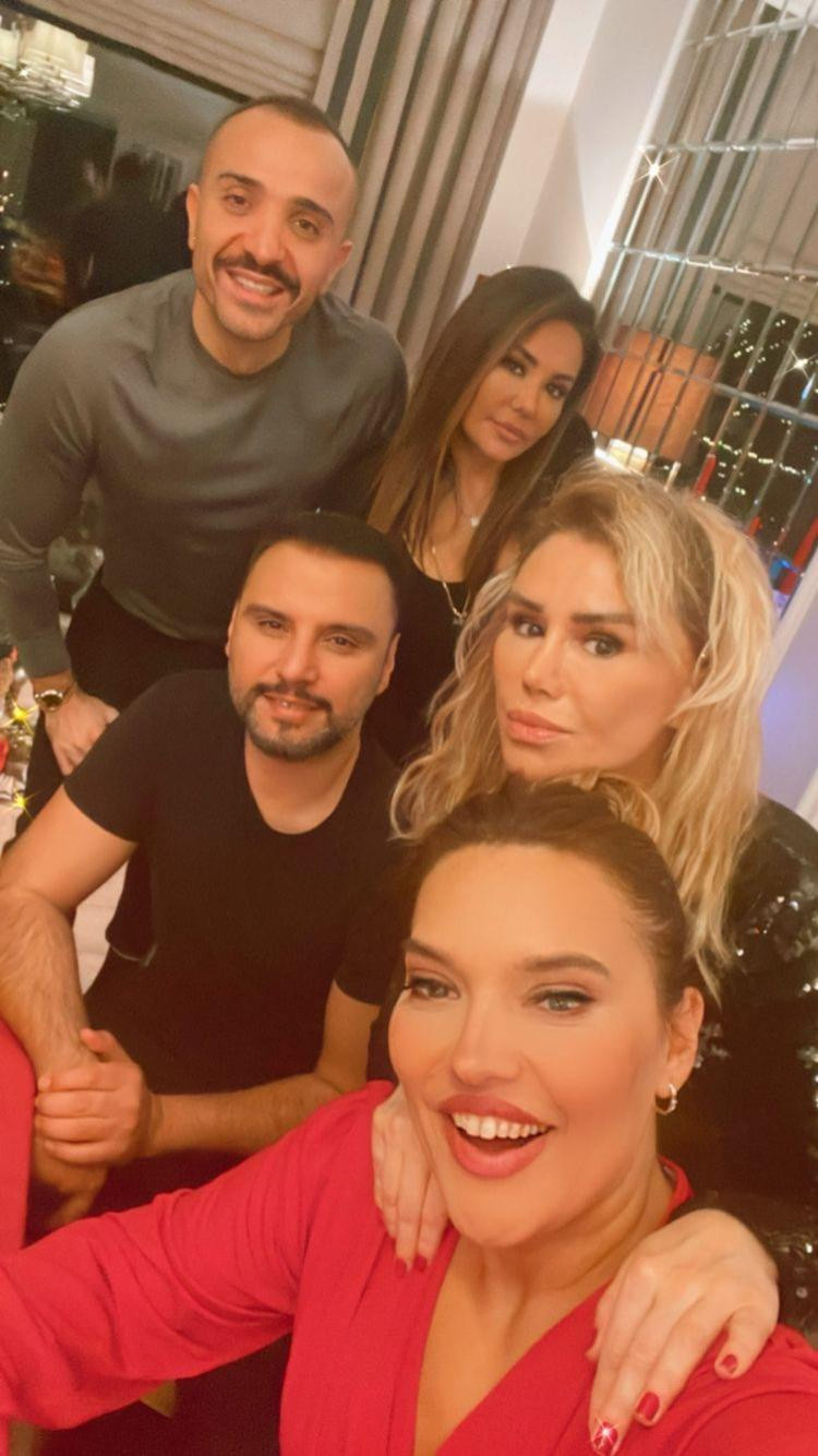 Demet Akalın ve Okan Kurt evinde yılbaşı daveti verdi
