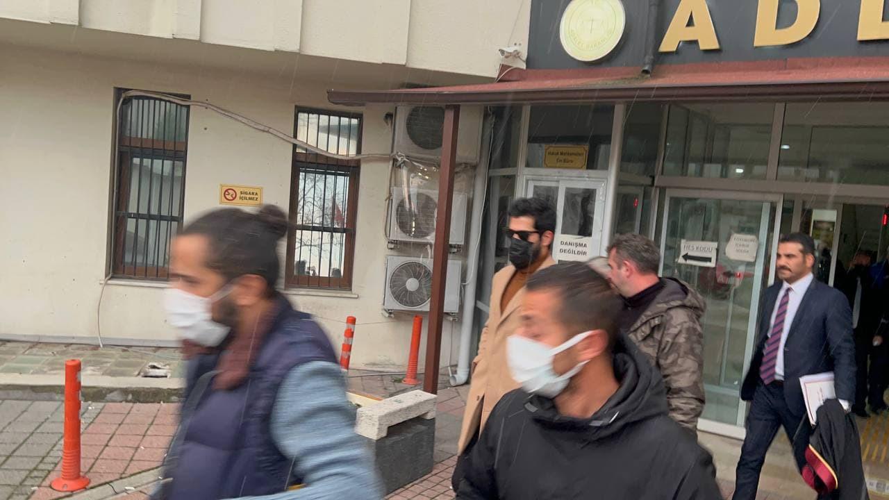 Set &ccedil;alışanlarına k&uuml;f&uuml;r ettiği iddiasıyla hakim karşısına &ccedil;ıkmıştı... İşte Burak &Ouml;z&ccedil;ivit'in ifadesi