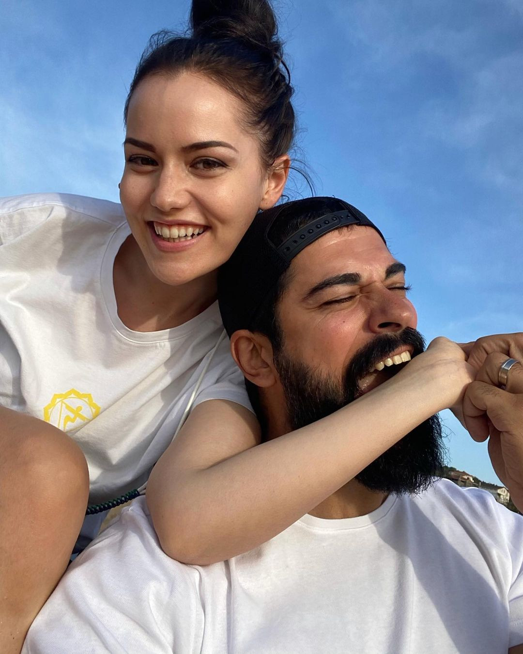 Fahriye Evcen eşi Burak Özçivit'in doğum gününü romantik karelerle kutladı