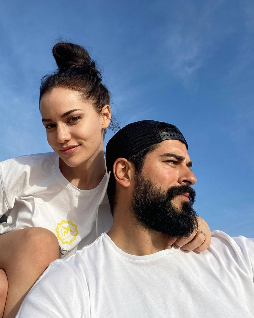 Fahriye Evcen eşi Burak Özçivit'in doğum gününü romantik karelerle kutladı