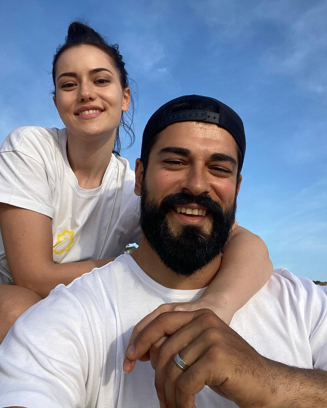 Fahriye Evcen eşi Burak Özçivit'in doğum gününü romantik karelerle kutladı