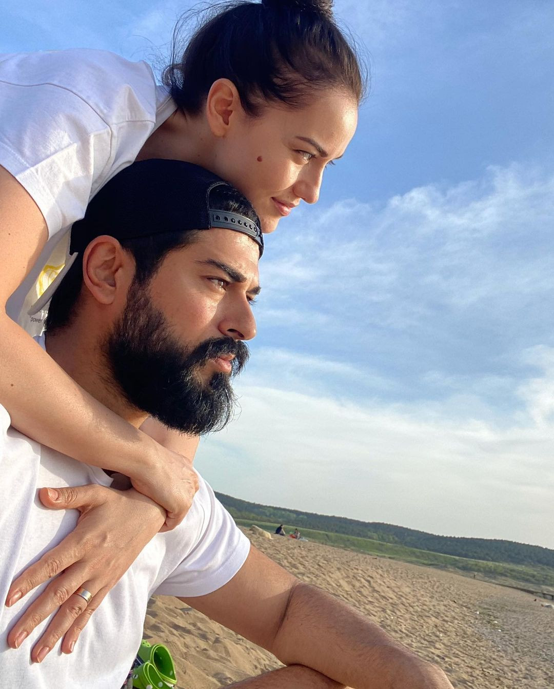 Fahriye Evcen eşi Burak Özçivit'in doğum gününü romantik karelerle kutladı
