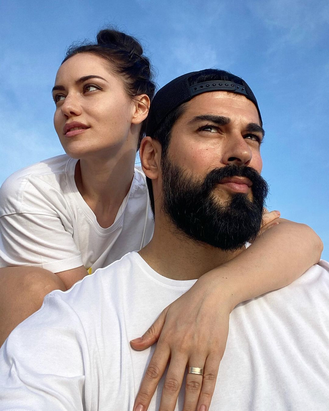 Fahriye Evcen eşi Burak Özçivit'in doğum gününü romantik karelerle kutladı