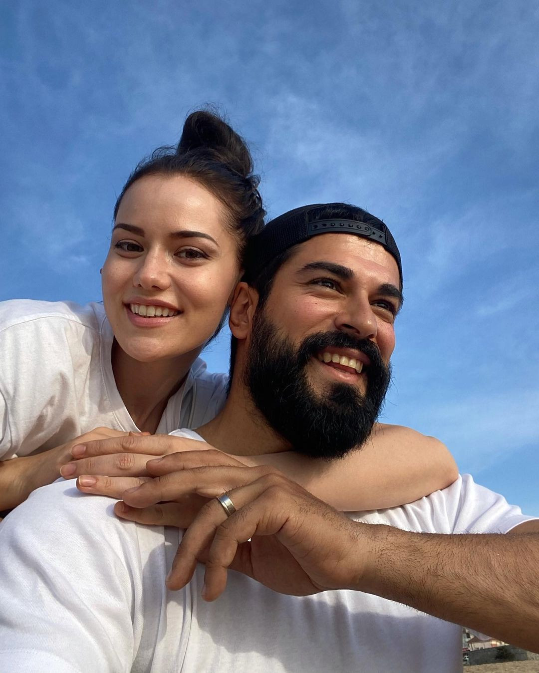 Fahriye Evcen eşi Burak Özçivit'in doğum gününü romantik karelerle kutladı