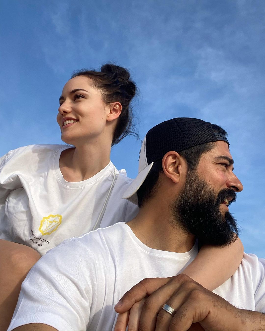 Fahriye Evcen eşi Burak Özçivit'in doğum gününü romantik karelerle kutladı