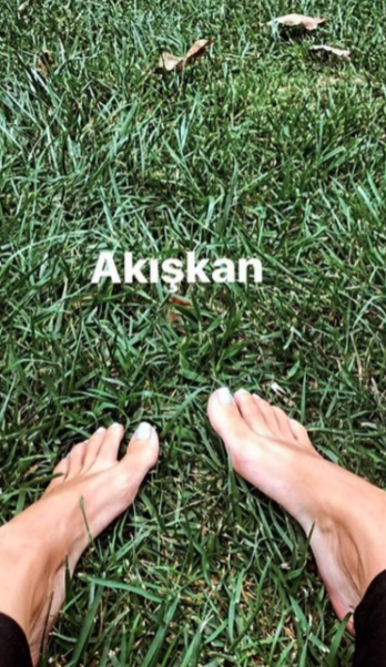 Merve Boluğur ayaklarının fotoğrafını paylaştı: 'Canım ayaklarım'