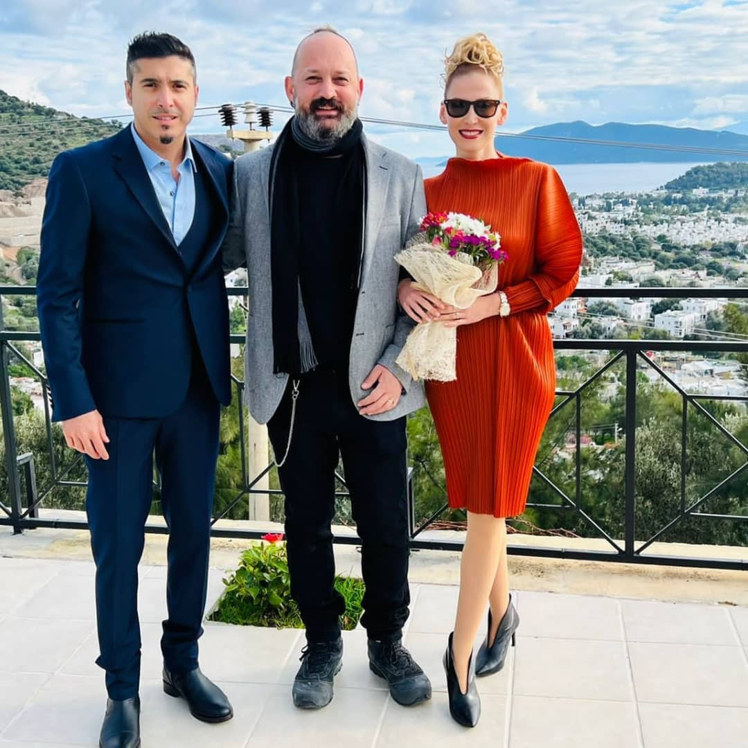 MaNga'nın solisti Ferman Akgül çocuklarının annesiyle nikah masasına oturdu