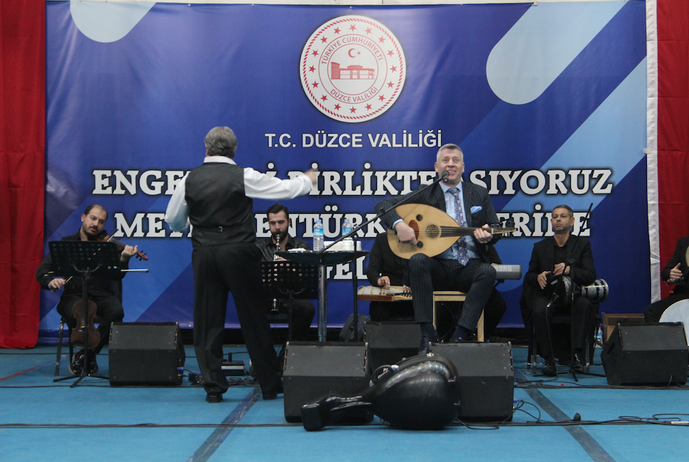 Metin Şentürk'ten alkış toplayan hareket... Şarklarını özel bireyler için seslendirdi