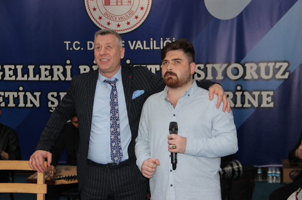 Metin Şentürk'ten alkış toplayan hareket... Şarklarını özel bireyler için seslendirdi