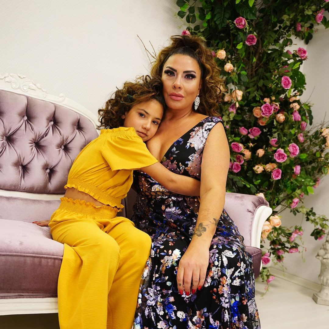 Işın Karaca'nın Sedat Doğan'dan olan kızı Mia b&uuml;y&uuml;d&uuml;... Annesine olan benzerliği dikkat &ccedil;ekti