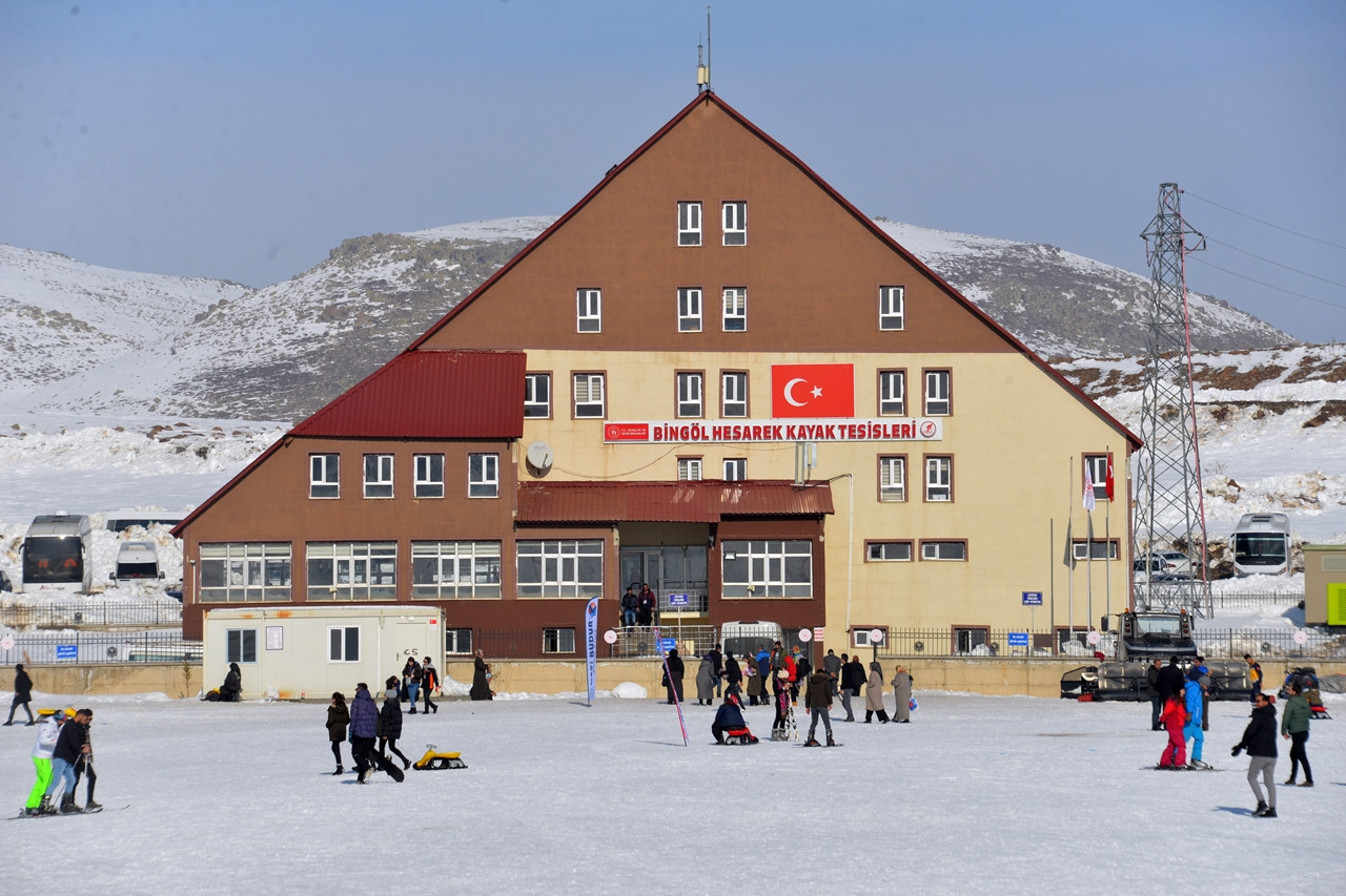 Bing&ouml;l'de sezonun a&ccedil;ıldığı Hesarek Kayak Merkezi'ne yoğun ilgi