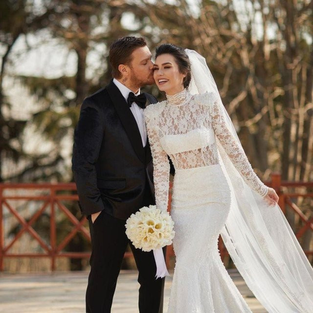 Sinan Akçıl ikinci kez evlendiği Burcu Kıratlı ile evleri ayırdıklarını açıkladı