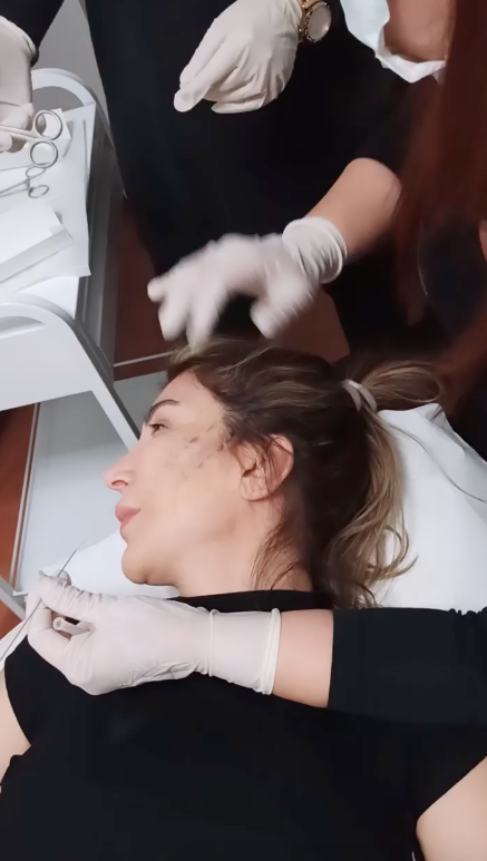 Hande Yener fransız askısı