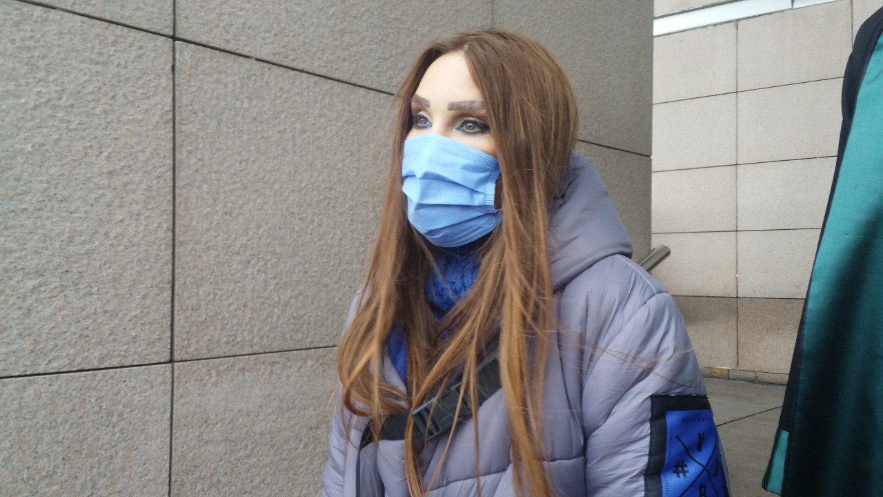 &Uuml;nl&uuml; şakıcı ve sunucu Seren Serengil&rsquo;in, Petek Din&ccedil;&ouml;z'&uuml;n eski eşi ve yapımcı Can Tanrıyar&rsquo;a hakaret ettiği gerek&ccedil;esiyle hakim karşısına &ccedil;ıktı. Serengil, &ldquo;Can Tanrıyar, Petek&rsquo;ten sonra bana taktı. Ka&ccedil; senedir zor kurtuldum&rdquo; dedi. M&uuml;şteki avukatı, sanık Seren Serengil&rsquo;in cezalandırılmasını talep ederken, sanık Seren Serengil&rsquo;in avukatı aleyhlerine olan hususları kabul etmediğini belirterek sanığın beraatını talep etti.