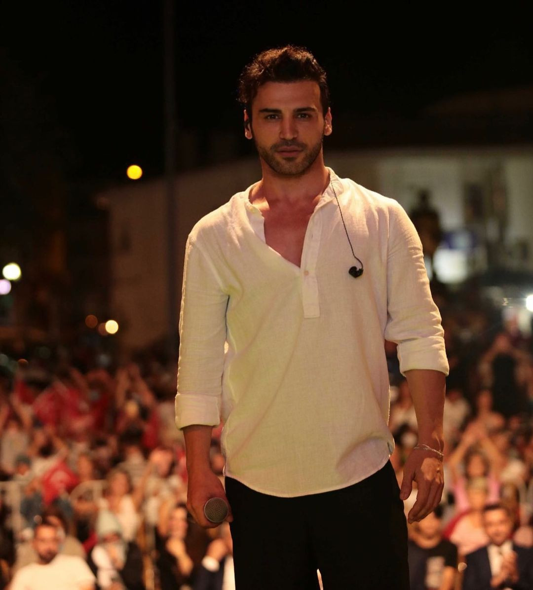 Şarkıcı Emre Kaya arabesk albüm için gecesini gündüzünü stüdyoda geçiriyor