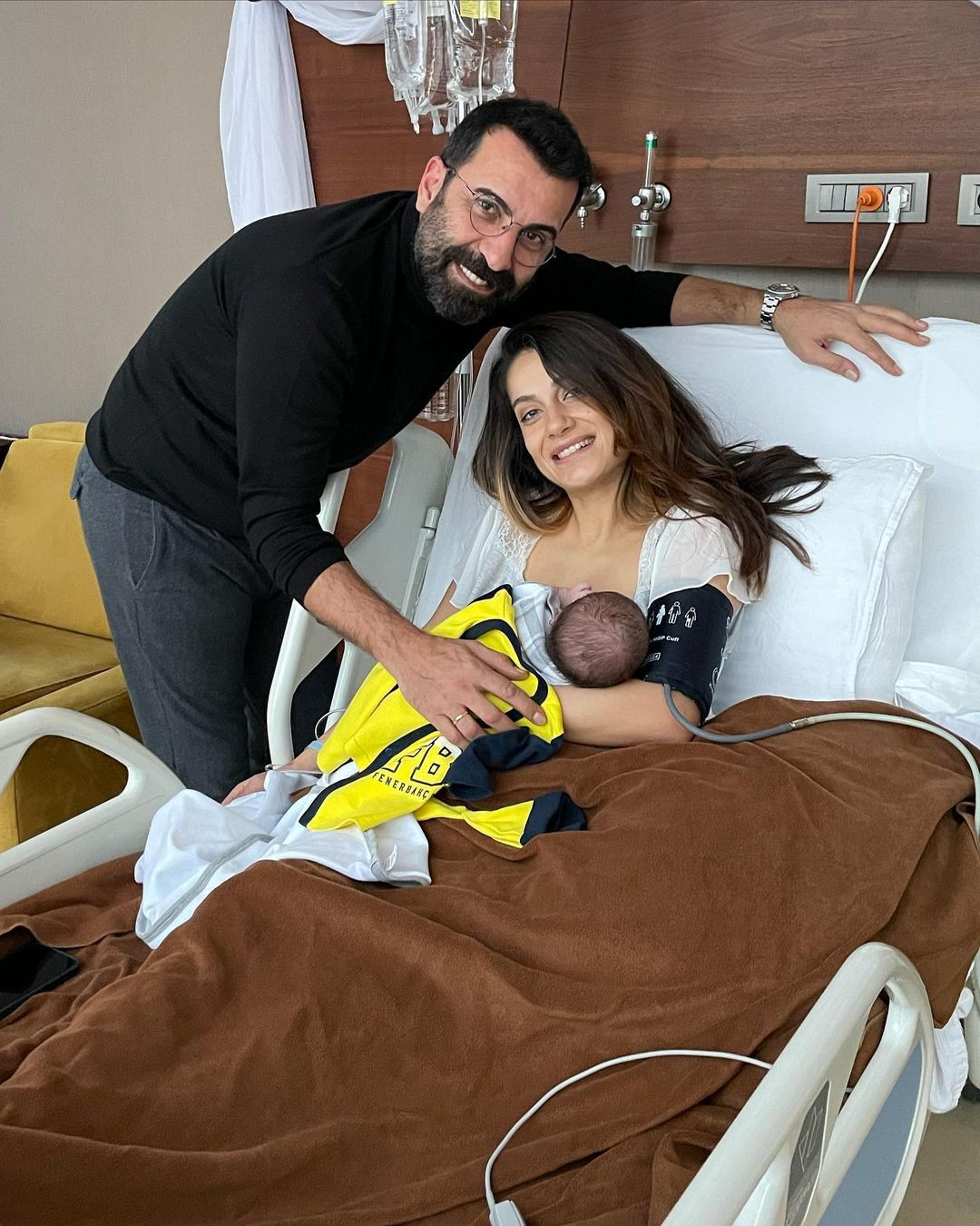 Oyuncu Emre Karayel ile Gizem Demirci'nin oğlu dünyaya geldi