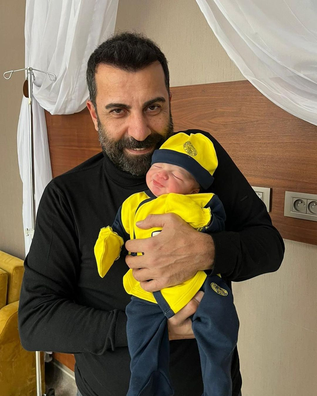 Oyuncu Emre Karayel ile Gizem Demirci'nin oğlu dünyaya geldi