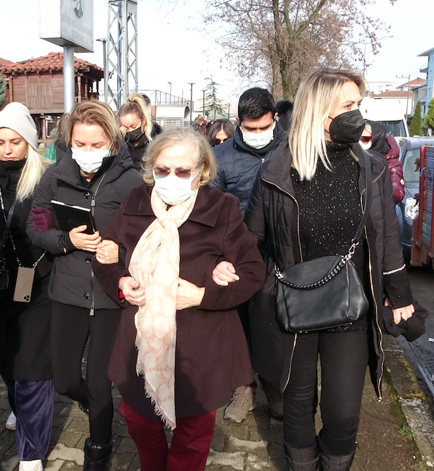 Şafak Mahmutyazıcıoğlu'nun cenaze t&ouml;reninde Ece Erken ve Benan Kocadereli yan yana