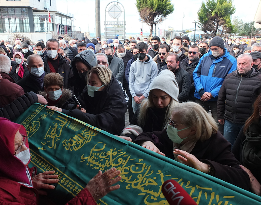 Şafak Mahmutyazıcıoğlu'nun cenaze t&ouml;reninde Ece Erken ve Benan Kocadereli yan yana