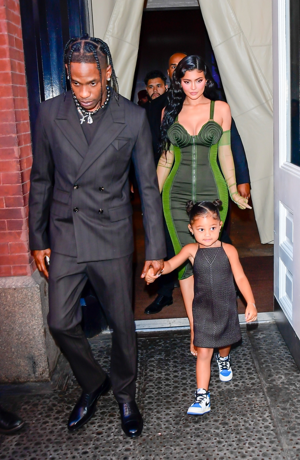 Kylie Jenner ile sevgilisi Travis Scott ikinci çocuklarını kucaklarına aldılar