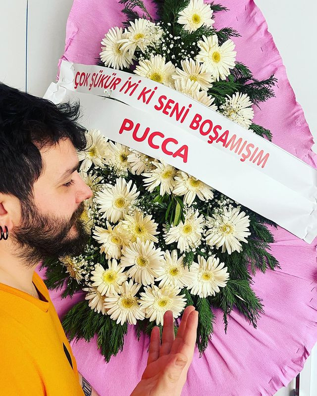 Pucca boşandığı eşi Serhan Osman Karagöz'e Sevgililer Günü'nde 'iyi ki boşandım' yazılı çelenk gönderdi