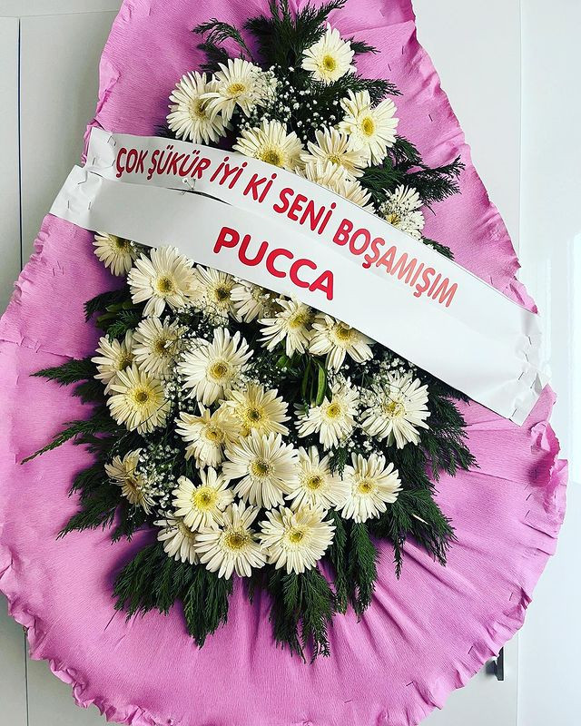 Pucca boşandığı eşi Serhan Osman Karagöz'e Sevgililer Günü'nde 'iyi ki boşandım' yazılı çelenk gönderdi